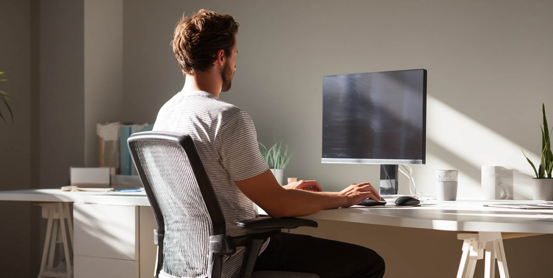 Richtig sitzen im Büro: So vermeidest du Rückenschmerzen am Schreibtisch